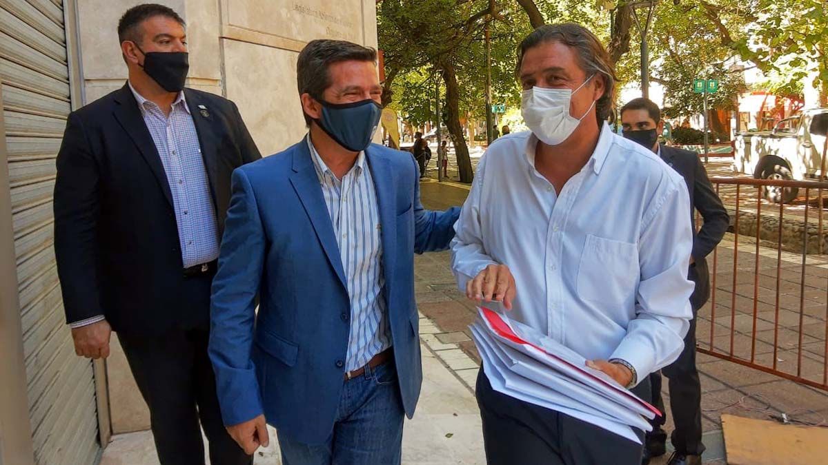 Andrés Lombardi acompaña a Víctor Ibañez en el ingreso a la Legislatura para presentar la lista de vacunados.