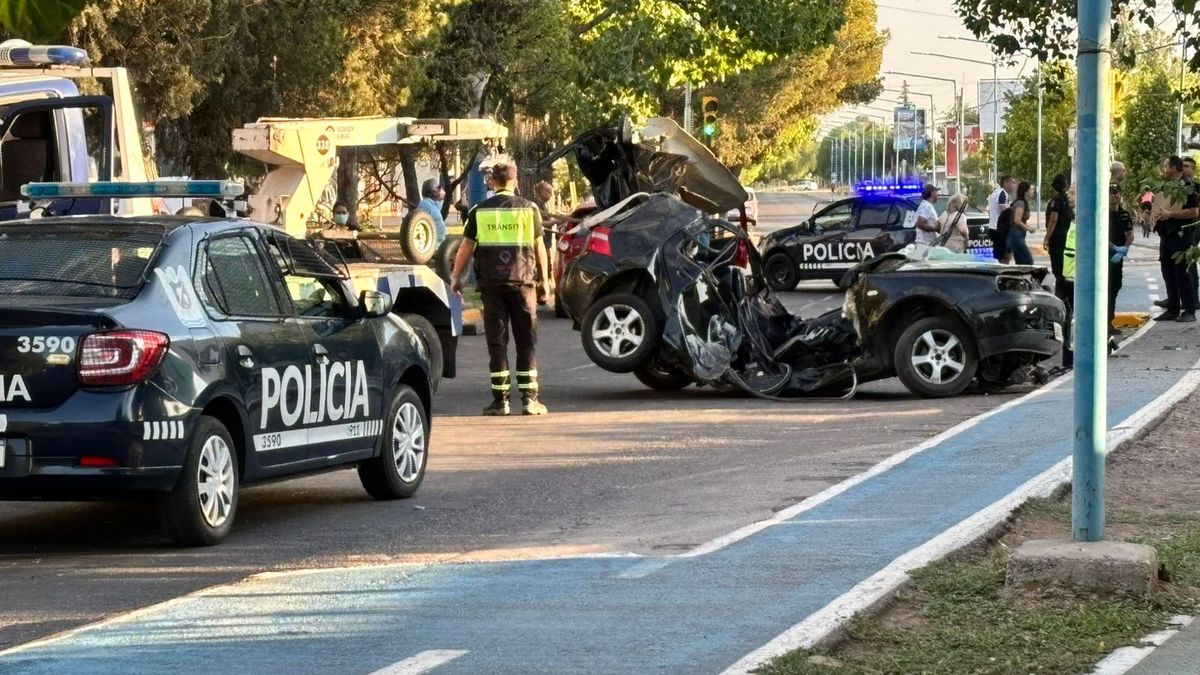 Los padres llegaron al lugar del accidente en Godoy Cruz y se enteraron de la muerte de sus hijos.