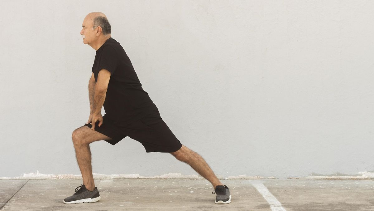 Los adultos mayores pueden prevenir caídas a través de este ejercicio. Los adultos mayores pueden prevenir caídas a través de este ejercicio. 