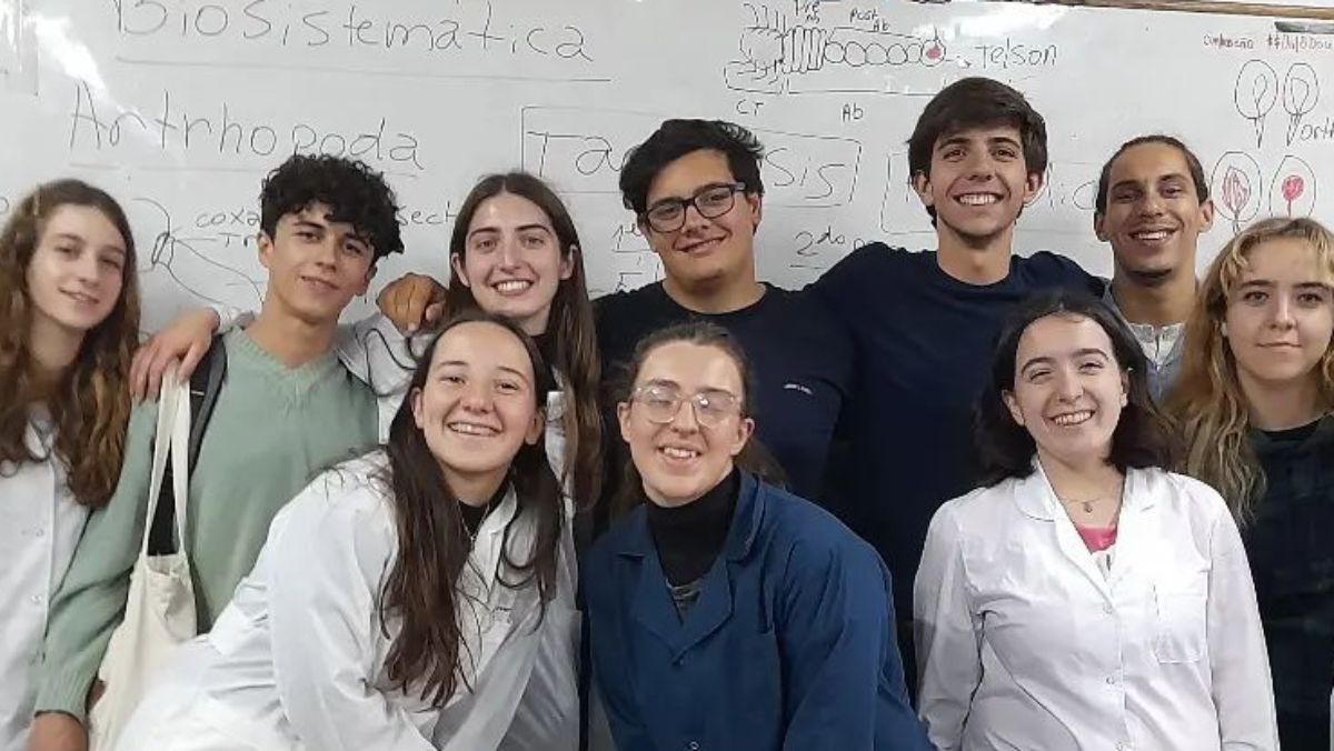 Estos fueron los finalistas de la Olimpíada Argentina de Biología. Arriba están los mendocinos Máximo Poggio, Bruno Vargas, y Franco Klita. Abajo a la izquierda está la otra integrante del equipo, la bonaerense Malena Calo.
