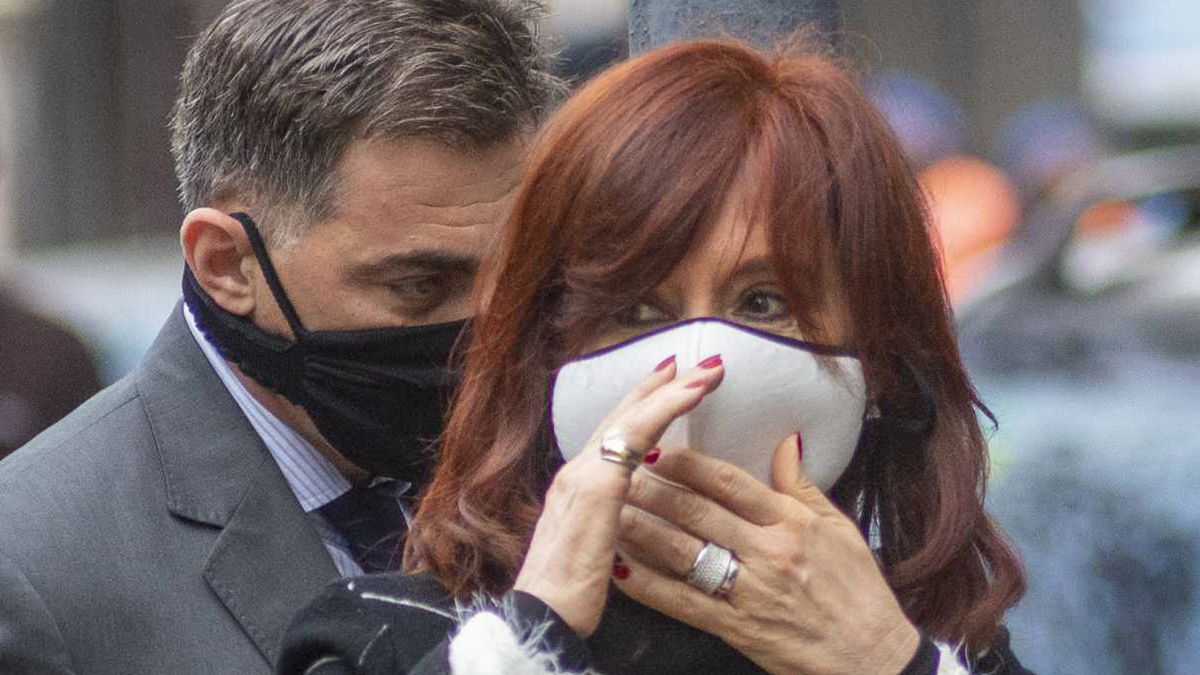 a vicepresidenta Cristina Kirchner es investigada en la causa de los cuadernos por el presunto pago de coimas a su gobierno para la adjudicación de obras públicas.