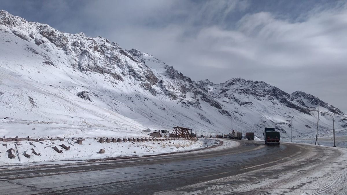 La nieve se está acumulando en las localidades montañesas. Foto: Osvaldo Valle.