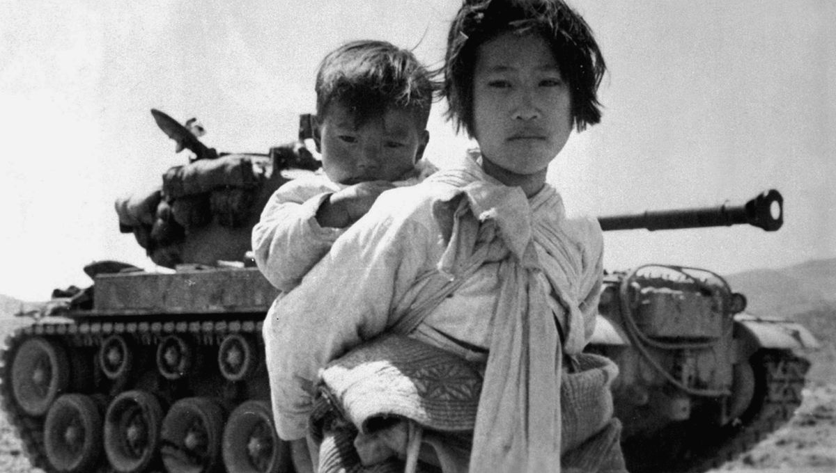 La guerra de Corea comenzó el 25 de junio de 1950 y terminó el 27 de julio de 1953, después de la firma de un armisticio en el que se acordaba que el país permanecería dividido. La guerra de Corea comenzó el 25 de junio de 1950 y terminó el 27 de julio de 1953, después de la firma de un armisticio en el que se acordaba que el país permanecería dividido. 