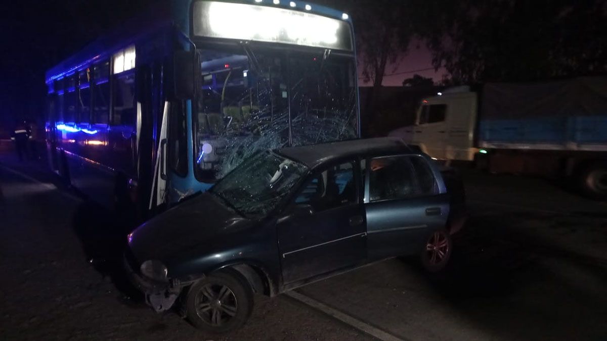 El conductor del Corsa intentó esquivar a un perro y chocó de frente con un colectivo. El conductor del Corsa intentó esquivar a un perro y chocó de frente con un colectivo.