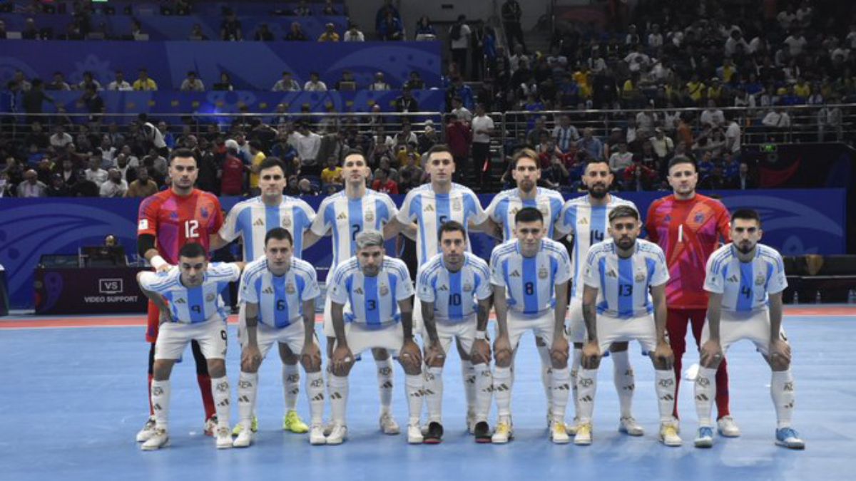 La Selección argentina de futsal que disputó la final con Brasil, dirigida por Matías Lucuix. La Selección argentina de futsal que disputó la final con Brasil, dirigida por Matías Lucuix.