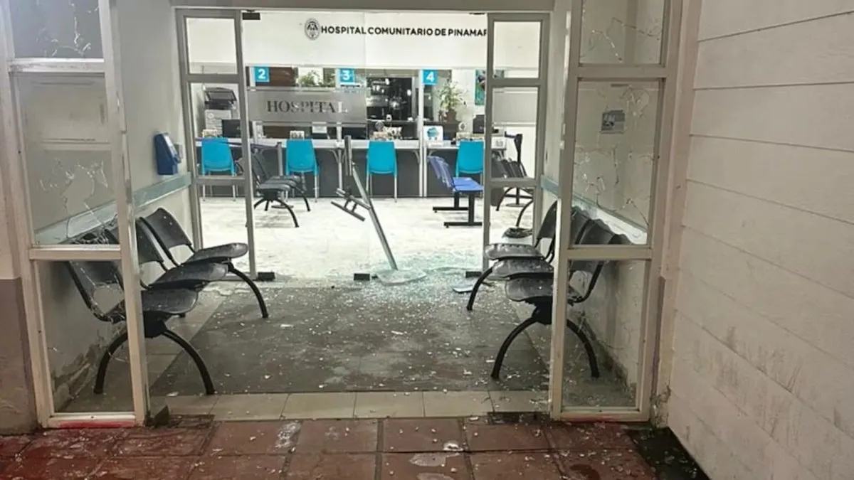 Un hombre destrozó a martillazos el hospital furioso por la muerte de un familiar. Un hombre destrozó a martillazos el hospital furioso por la muerte de un familiar.