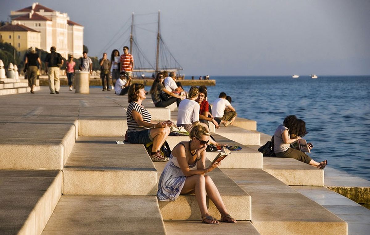 Las personas reposando en el órgano de mar de la ciudad de Zadar. Las personas reposando en el órgano de mar de la ciudad de Zadar.