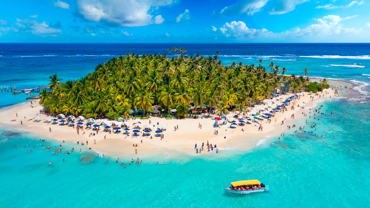Ni Maldivas ni Bora Bora: la playa de arena blanca, palmeras y aguas de 7 colores