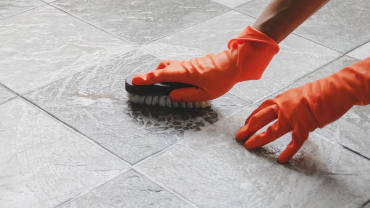 Cómo limpiar y dejar impecable las juntas de las baldosas en media hora