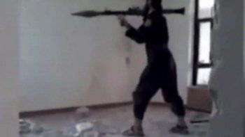 Soldado de ISIS se vuela en pedazos por error