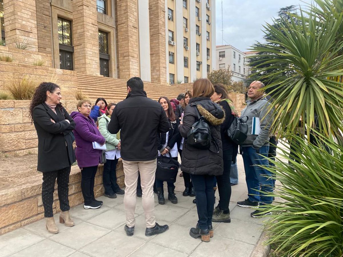 La comisión de representantes de los casi 700 directivos de escuelas que firmaron el reclamo que elevaron al gobernador Rodolfo Suarez y a José Thomas, exigiendo un aumento del 100% de su salario básico.