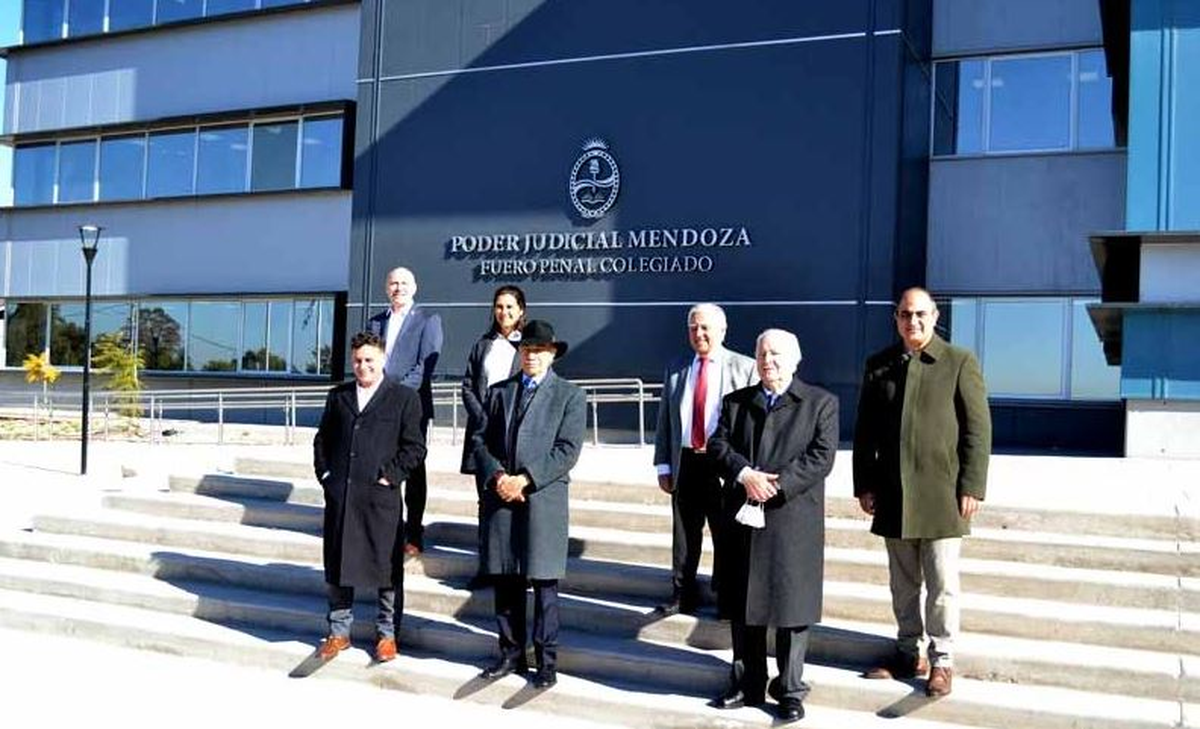 Pedro Llorente (abajo, con el barbijo en la mano) y el resto de los supremos de hoy.