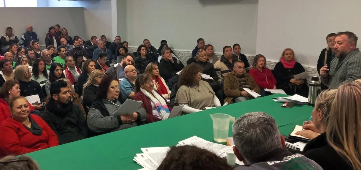 En la tarde de este martes, los trabajadores públicos se reunieron en la sede de ATE y decidieron aceptar la propuesta del Gobierno