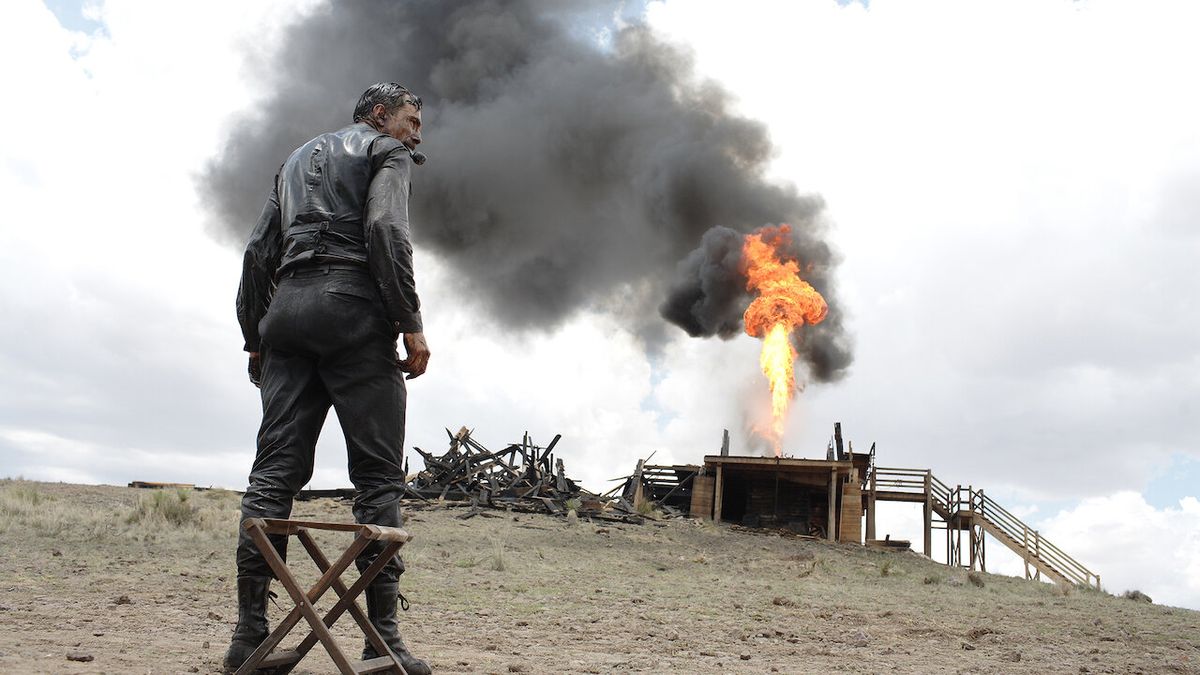 Daniel Day-Lewis como Daniel Plainview protagoniza Petróleo sangriento. Daniel Day-Lewis como Daniel Plainview protagoniza Petróleo sangriento.
