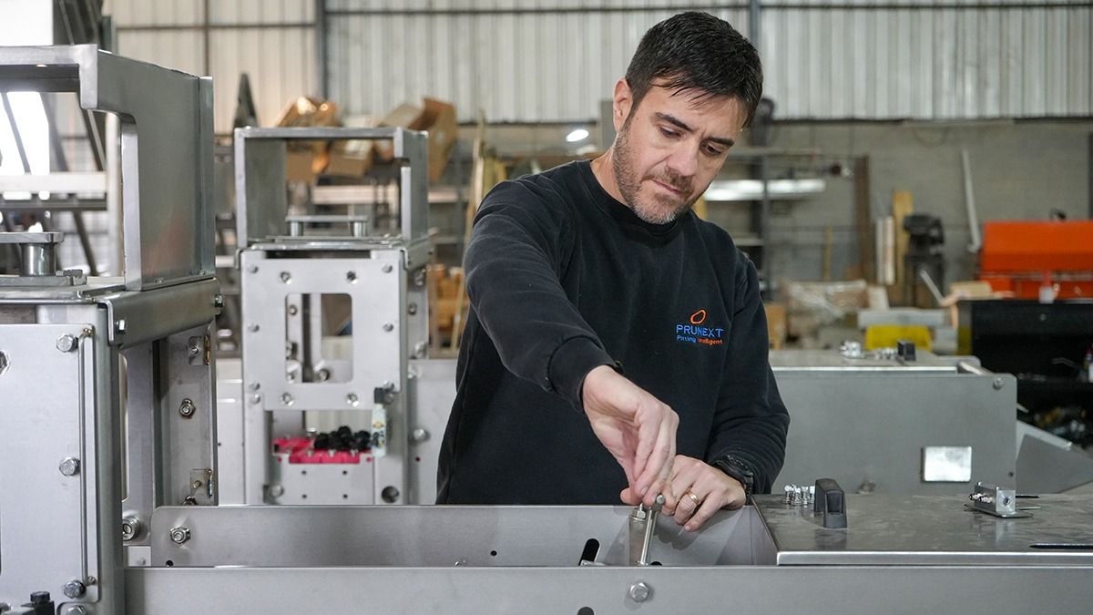 Mauricio Bustos tiene 46 años, lleva más de 20 de experiencia en la industria metalmecánica. Mauricio Bustos tiene 46 años, lleva más de 20 de experiencia en la industria metalmecánica.