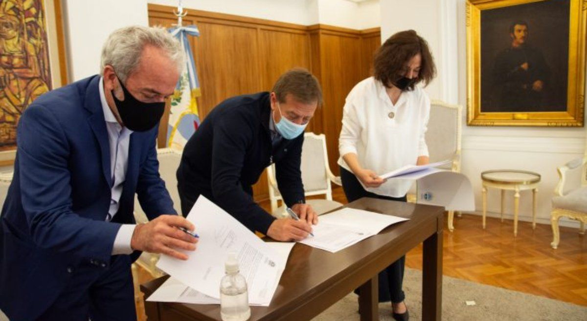 Elefantes a Brasil. El gobernador Rodolfo Suarez firmó el convenio para trasladar a los cuatro paquidermos del Ecoparque a un santuario.
