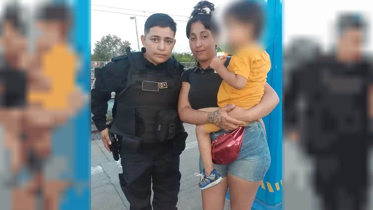 La mujer policía rescató al niño que cayó a las vías ante la desesperación de la gente. La mujer policía rescató al niño que cayó a las vías ante la desesperación de la gente.