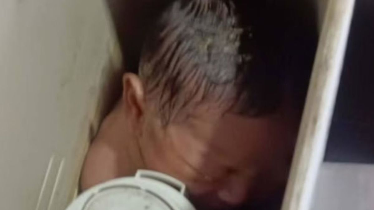 La beba encontrada en la mochila de un baño estaba en buen estado de salud y fue llevada a un hospital para su cuidado.