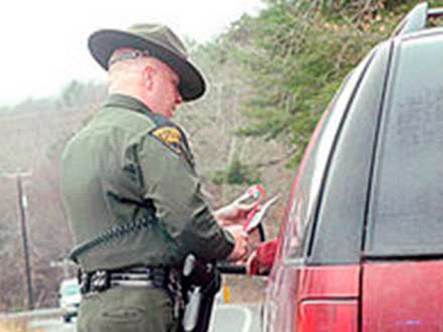 Insólito: policías regalaron dinero
