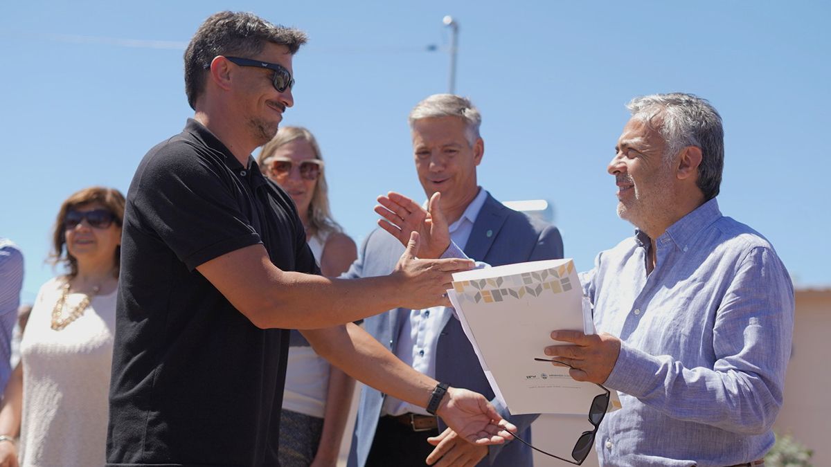 El intendente Molero y el gobernador Cornejo encabezaron la entrega de viviendas en General Alvear. El intendente Molero y el gobernador Cornejo encabezaron la entrega de viviendas en General Alvear.