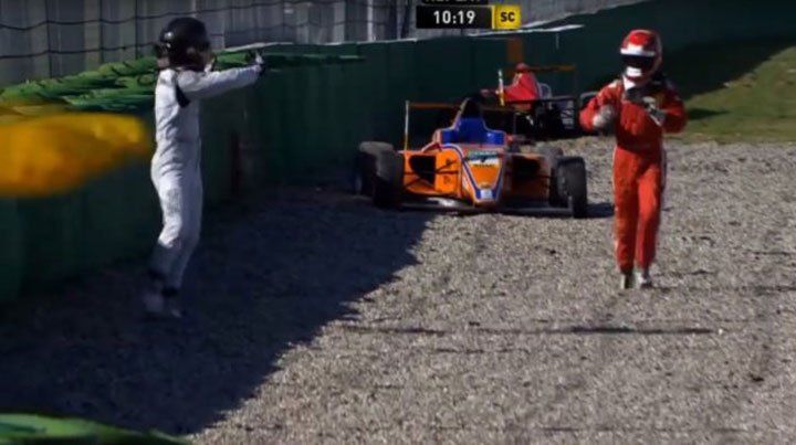 ¡Corre que te pilla! Indignación por la agresiva reacción de un piloto