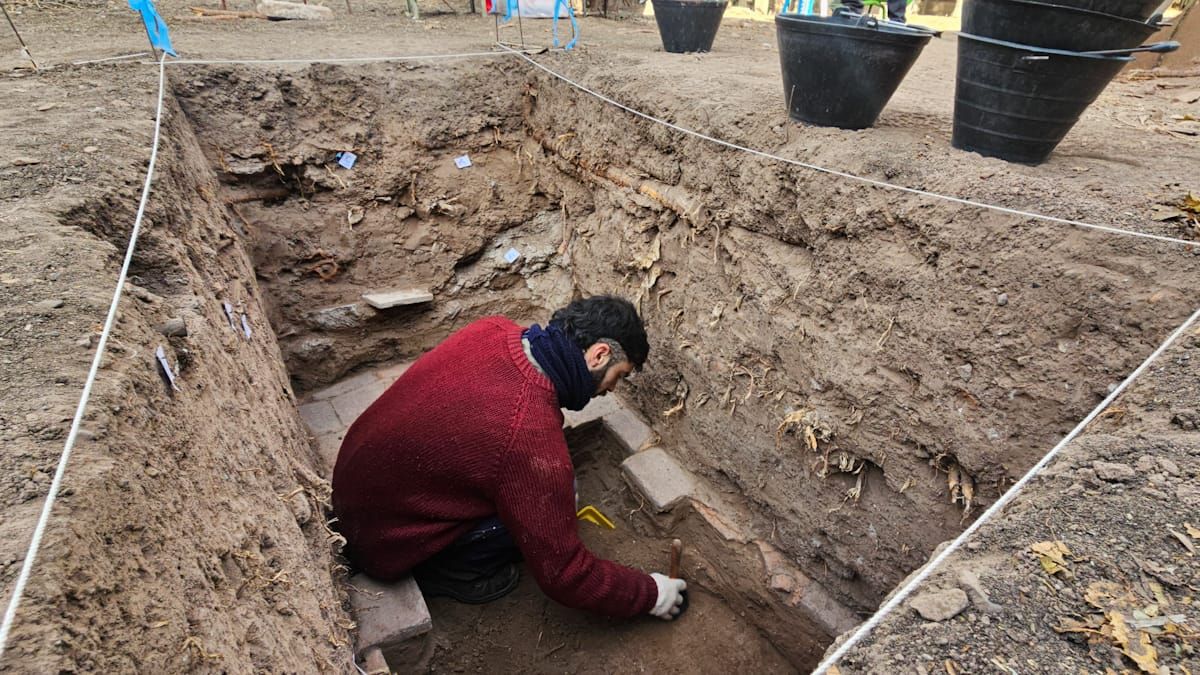 En esta excavación se halló un viejo embaldosado, los arqueólogos suponen que data de la construcción del Asilo de Mendigos, destruido por un aluvión en 1959. En esta excavación se halló un viejo embaldosado, los arqueólogos suponen que data de la construcción del Asilo de Mendigos, destruido por un aluvión en 1959.