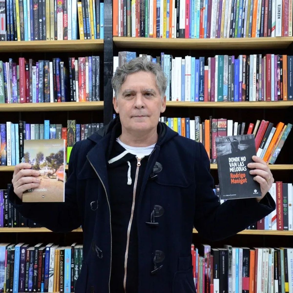 Rodrigo con sus libros. Rodrigo con sus libros.