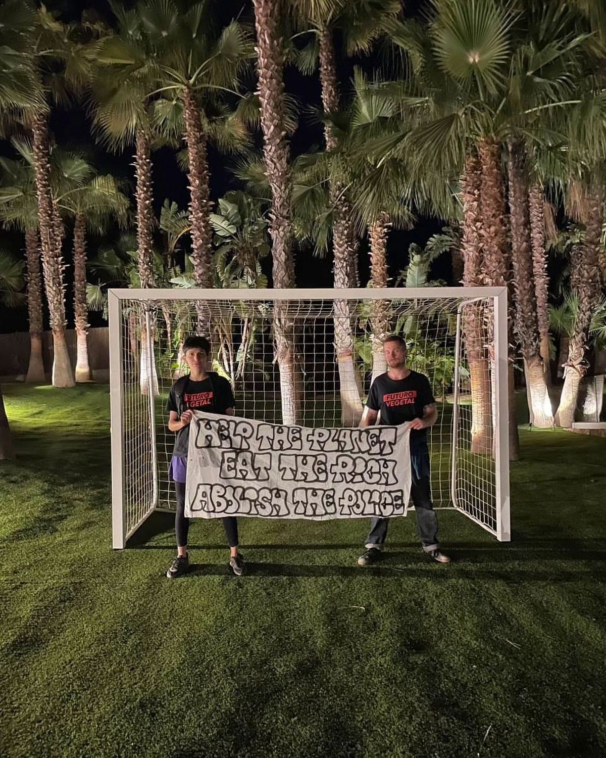 El cartel que mostraron los activistas tras vandalizar la casa de Messi en Ibiza. El cartel que mostraron los activistas tras vandalizar la casa de Messi en Ibiza.