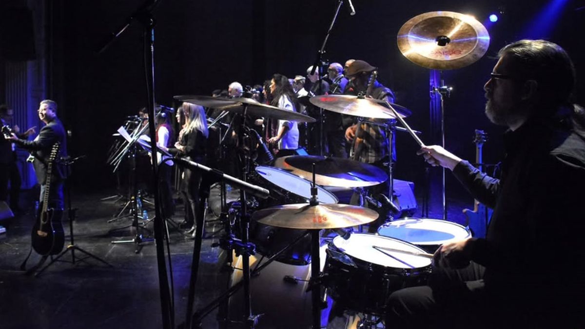 Pablo Sánchez (batería), Federico Zuin (bajo), el coro Vinum Liberum y Marcelo Muñoz (guitarra y voz). Pablo Sánchez (batería), Federico Zuin (bajo), el coro Vinum Liberum y Marcelo Muñoz (guitarra y voz).