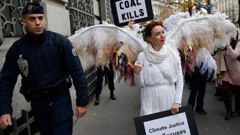 Activistas climáticos simularon una muerte colectiva en París