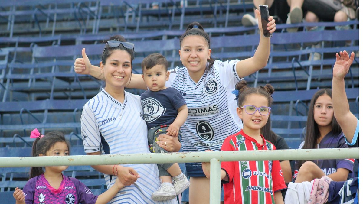 Los hinchas de la Lepra le fueron hacer el aguante al equipo, en la previa del choque ante Gimnasia y Esgrima.