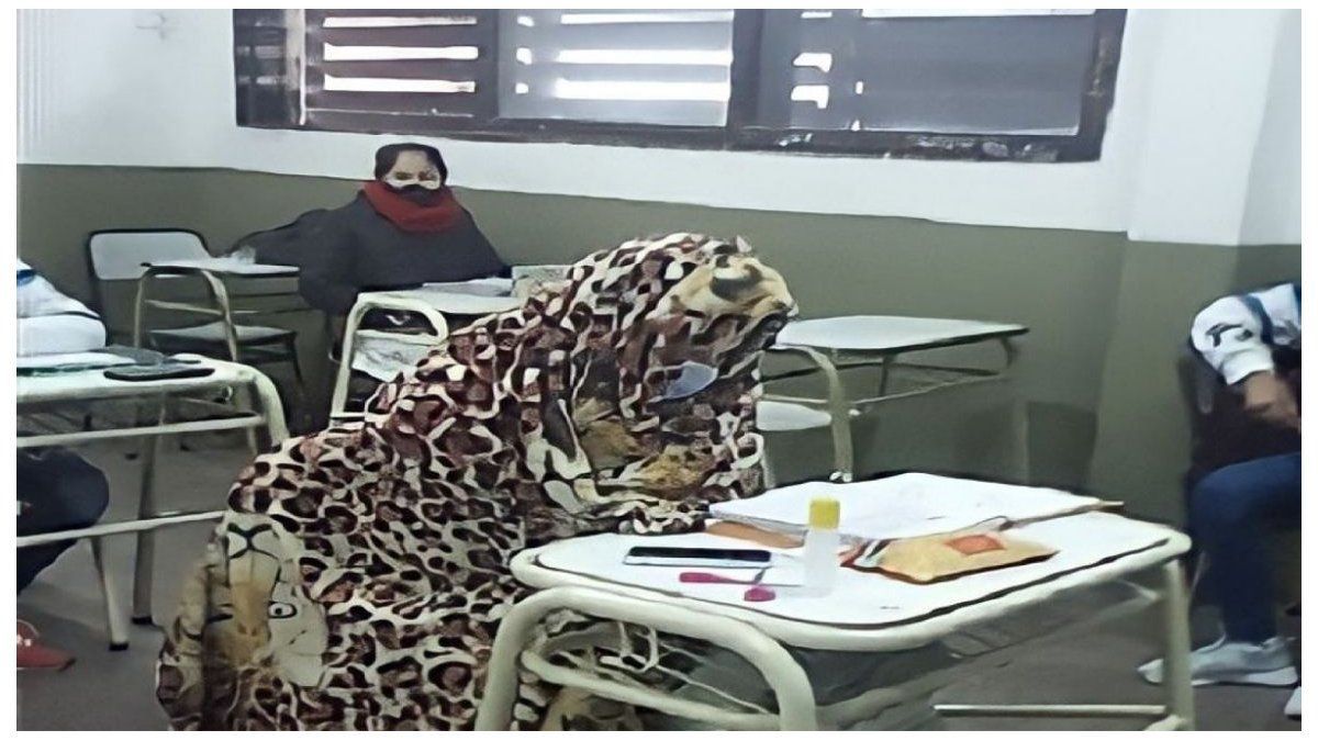 Medida extrema. Alumnos van a clases con frazadas por las bajas temperaturas.