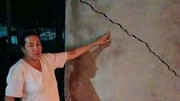 Juana Aguirre exhibe las grietas de su casa luego de la histórica tormenta de este viernes.