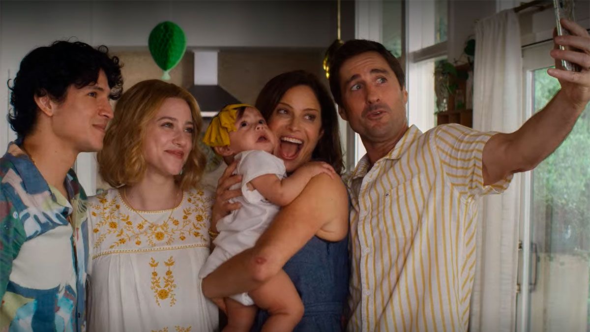 Lili Reinhart actúa junto con Danny Ramirez, Luke Wilson y Andrea Savage. Lili Reinhart actúa junto con Danny Ramirez, Luke Wilson y Andrea Savage.