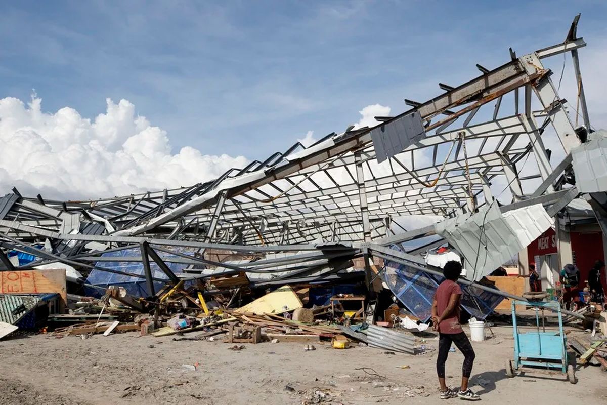 Una edificaci&oacute;n destruida por el paso del hurac&aacute;n Melissa, este viernes en Black River en Jamaica. Cr&eacute;dito: EFE/ Orlando Barr&iacute;a.