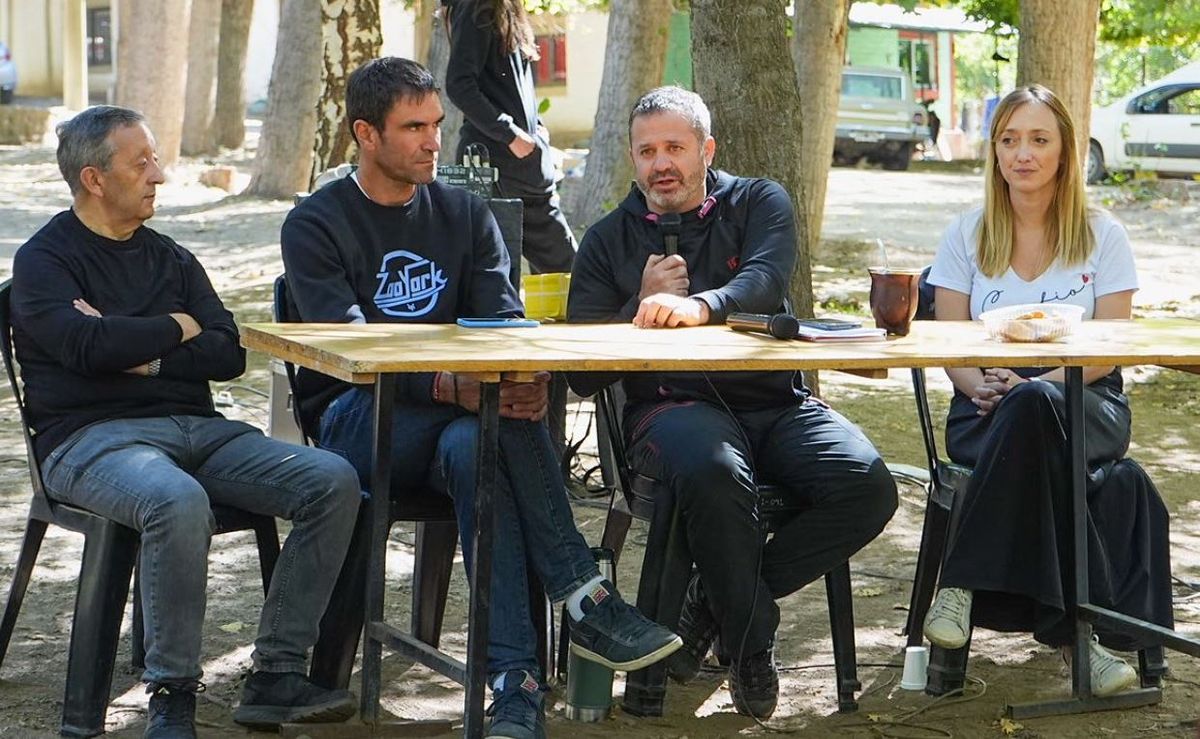 El intendente de Malargüe, Celso Jaque, el de Tunuyán, Emir Andraos, el dirigente de la CTA Gustavo Correa y la senadora nacional Anabel Fernández Sagasti en un plenario de la CTA en Tunuyán. Una foto de otra posible alianza