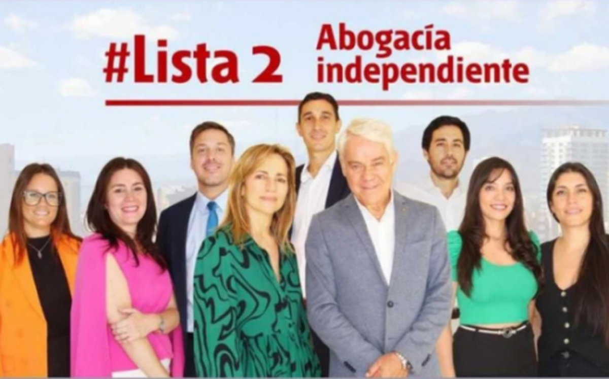 Sergio Molina y Jazminka Mihaljevic (centro) nuevas autoridades del Colegio de Abogados de Mendoza. Los acompañan los candidatos a vocales y vocales suplentes de Abogacía Indenpendiente. Sergio Molina y Jazminka Mihaljevic (centro) nuevas autoridades del Colegio de Abogados de Mendoza. Los acompañan los candidatos a vocales y vocales suplentes de Abogacía Indenpendiente.