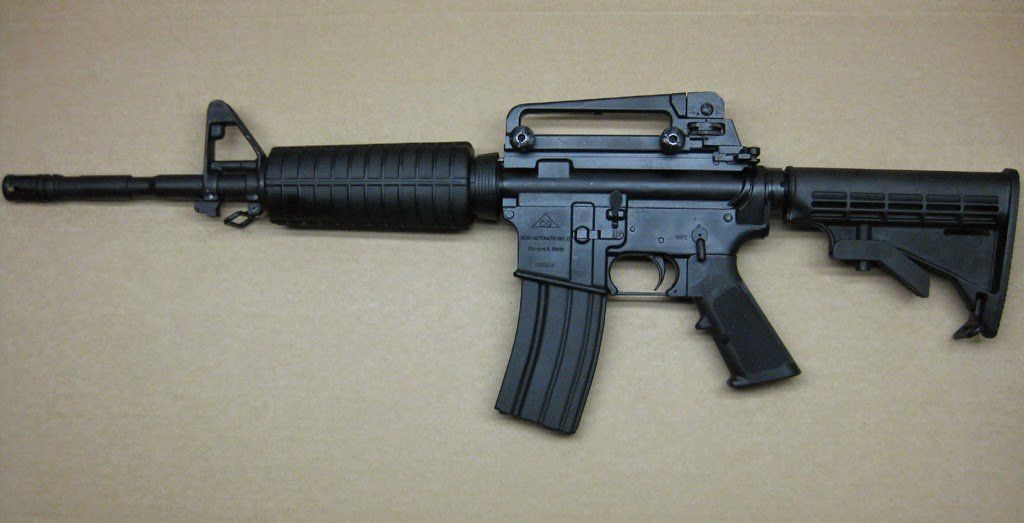 Tranca vos: un soldado se olvidó en la calle un fusil de asalto cargado