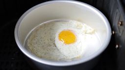 Hacer huevos fritos en la freidora de aire no es imposible.