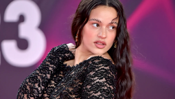Dejando ver su hilo dental, Rosalía paraliza los Latin Grammy con sus transparencias audaces