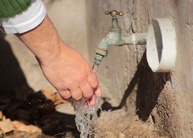 En dos escuelas rurales dejarán de tomar aguas no aptas