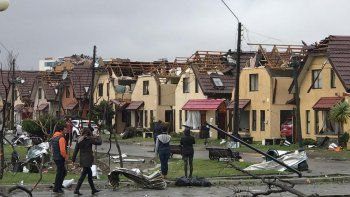 Una tromba marina causó una muerte, 8 heridos y graves daños materiales