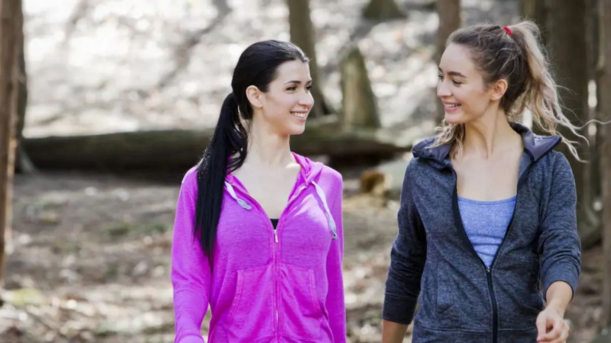 La ciencia explica por qué caminar de espaldas puede ser bueno para la salud