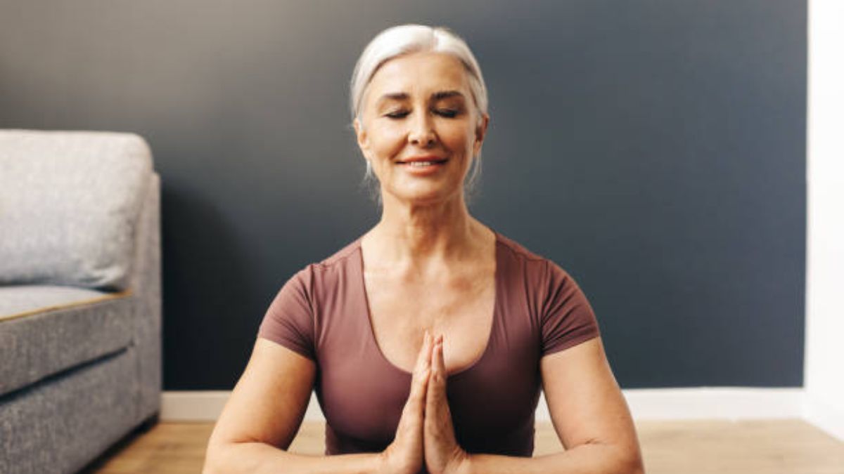 Descubre cuál es la postura de yoga que sugieren expertos.