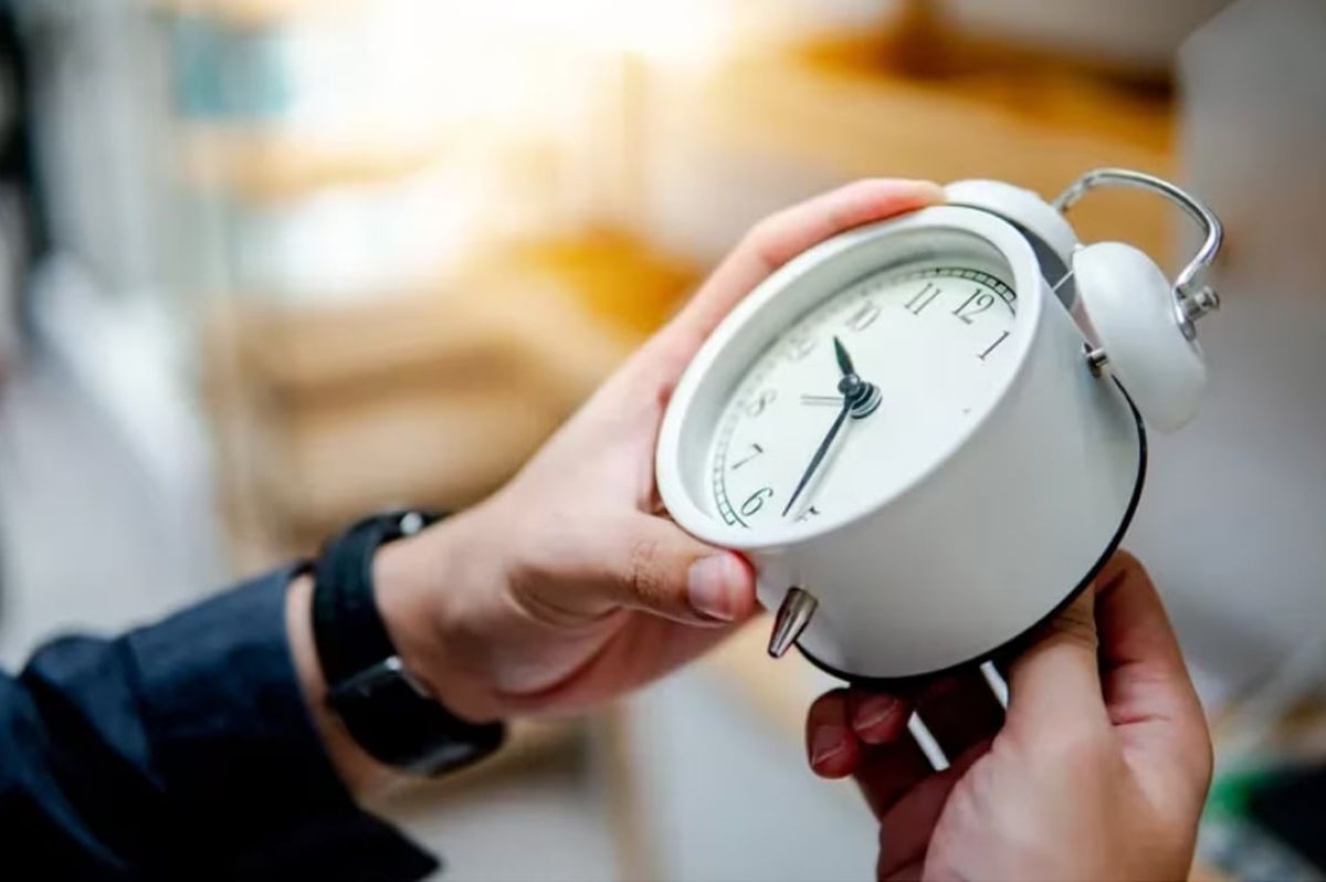 La hora estándar se le denomina a la hora de un país cuando no se emplea el horario de verano