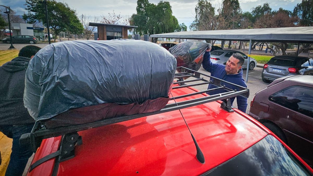Un cargamento solidario, esto es lo que trasladaron los colaboradores de los merenderos Sonrisitas, de Ciudad y Brazos de Vida, de Guaymallén. También la gente de la Pastoral de la Calle recibió prendas de abrigo para donar. Un cargamento solidario, esto es lo que trasladaron los colaboradores de los merenderos Sonrisitas, de Ciudad y Brazos de Vida, de Guaymallén. También la gente de la Pastoral de la Calle recibió prendas de abrigo para donar.