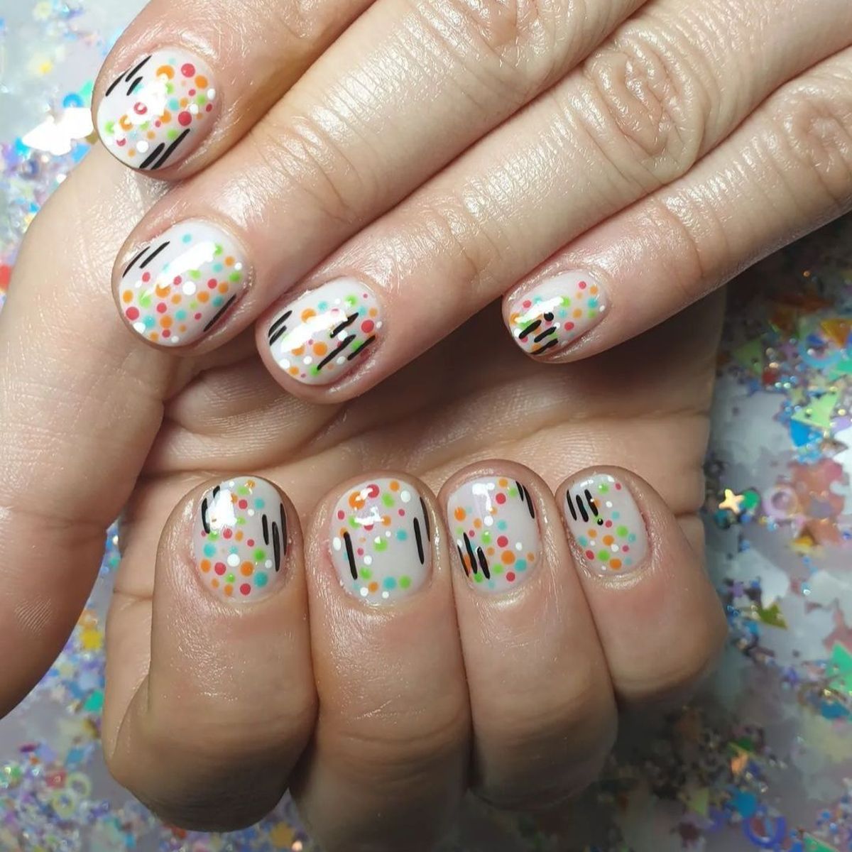 Uñas con puntos y rayas. Uñas con puntos y rayas.