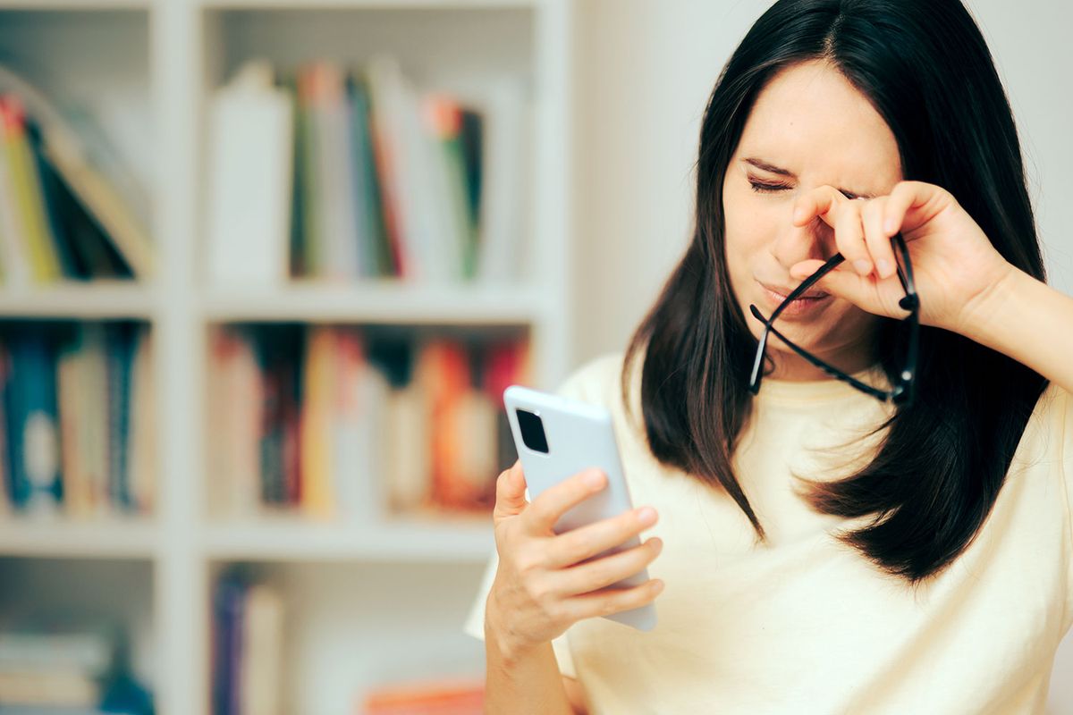 Estar pendientes del celular y pasar horas mirándolos puede causar problemas de la vista. Estar pendientes del celular y pasar horas mirándolos puede causar problemas de la vista.