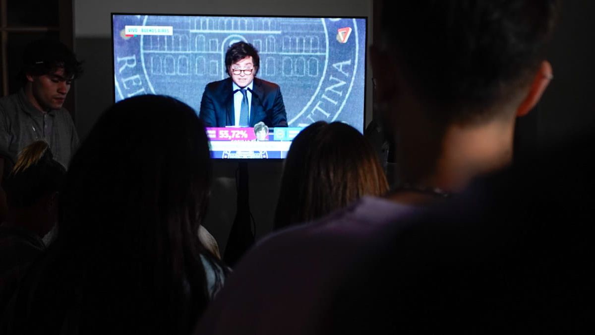 En Mendoza, los votantes de Milei se reunieron para escucharlo. En Mendoza, los votantes de Milei se reunieron para escucharlo.