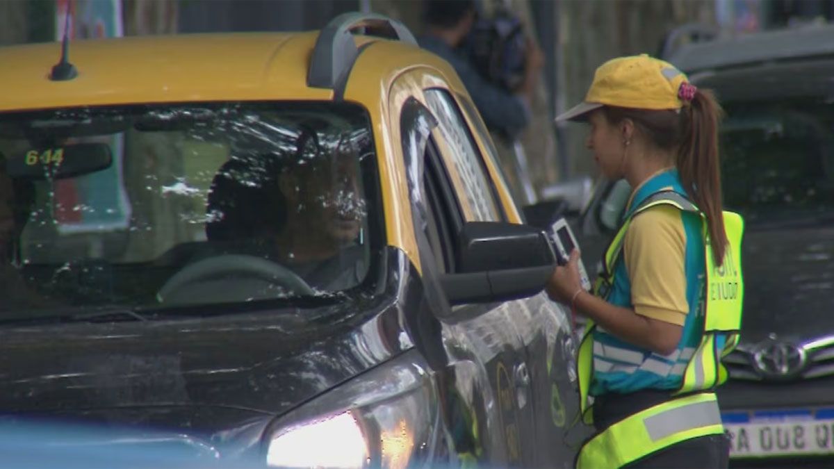 Imagen ilustrativa: un texista borracho llevaba a su pareja en el baúl. Foto: gentileza Todo Noticias. Imagen ilustrativa: un texista borracho llevaba a su pareja en el baúl. Foto: gentileza Todo Noticias.